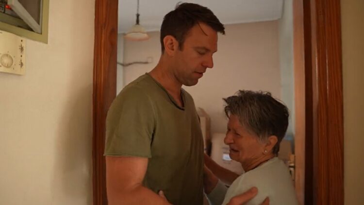 Βόλος: Ηλικιωμένη ξεσπά σε κλάματα στην αγκαλιά του Κασσελάκη – «Οι πρώτοι που μπαίνετε σπίτι μας»