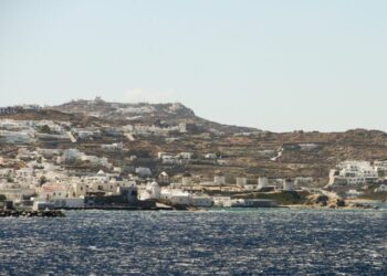 Πως τ’ ακριβά νησιά των Κυκλάδων “διώχνουν” τους εκπαιδευτικούς τους