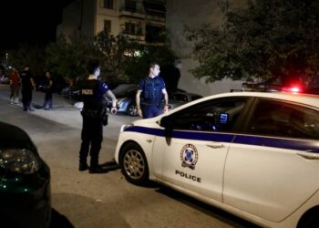 Οργή για μητέρα: Κλείδωσε τα δύο παιδιά της στο αυτοκίνητο και πήγε σε καφετέρια