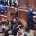 Χάος στην Αλβανία: Βουλευτές της αντιπολίτευσης πέταξαν καπνογόνα και καρέκλες μέσα στο κοινοβούλιο (video)