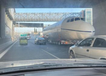 Αεροπλάνο προκάλεσε κυκλοφοριακό κομφούζιο Αττική Οδό: Δεν πίστευαν στα μάτια τους οι οδηγοί – Δείτε φωτογραφίες