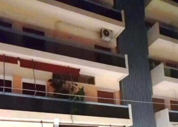 ΠΡΙΝ ΑΠΟ ΛΙΓΟ: Νεαρή γυναίκα έπεσε από μπαλκόνι του 5ου ορόφου πολυκατοικίας και σκοτώθηκε