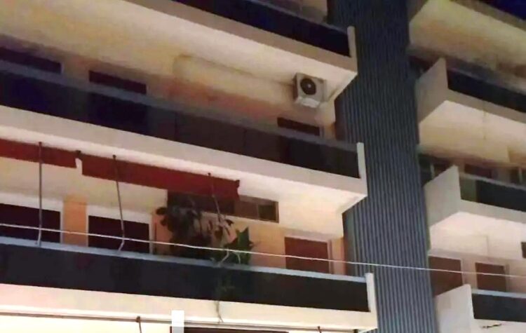 ΠΡΙΝ ΑΠΟ ΛΙΓΟ: Νεαρή γυναίκα έπεσε από μπαλκόνι του 5ου ορόφου πολυκατοικίας και σκοτώθηκε