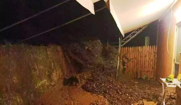 Απίστευτες εικόνες στην Πάτρα: «Τσούλησε» το βουνό και «έπνιξε» σπίτι στη λάσπη