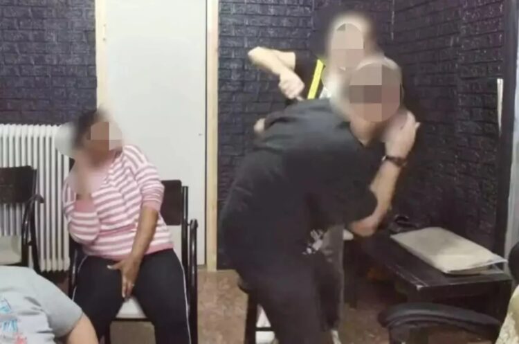 Θρίλερ στο Κερατσίνι: Ηλεκτροσόκ και σ3ξουαλικές πράξεις μεταξύ ΑΜΕΑ μετέδιδε live μαστροπός