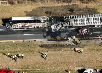 Θρίλερ στις ΗΠΑ: Λεωφορείο που μετέφερε μαθητές συγκρούστηκε με φορτηγό – 3 νεκροί και 15 τραυματίες (φωτο, video)