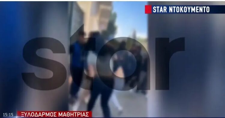 Άγριος ξυλοδαρμός μιας 14χρονης από συμμαθήτριές της σε Γυμνάσιο στο Περιστέρι – Βίντεο ντοκουμέντο