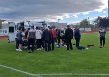 Σοκ στο Κοζάνη – ΑΕΛ! Κατέρρευσε στο γήπεδο ο προπονητής τερματοφυλάκων των «βυσσινί» από ανακοπή καρδιάς