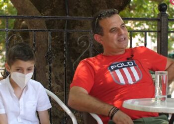 Ο 7χρονος Δημήτρης έχει διαγνωσθεί με όγκο στον εγκέφαλο αλλά τα καταφέρνει χάρη στη δύναμη της αγάπης