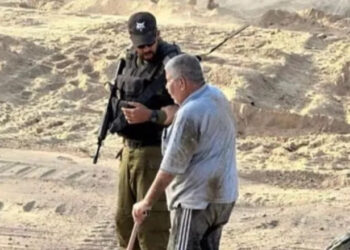 Ισραηλινός στρατιώτης βοηθά ηλικιωμένο Παλαιστίνιο στη Γάζα – Μετά την φωτογραφία, τον σκοτώνει – Δείτε το ντοκουμέντο
