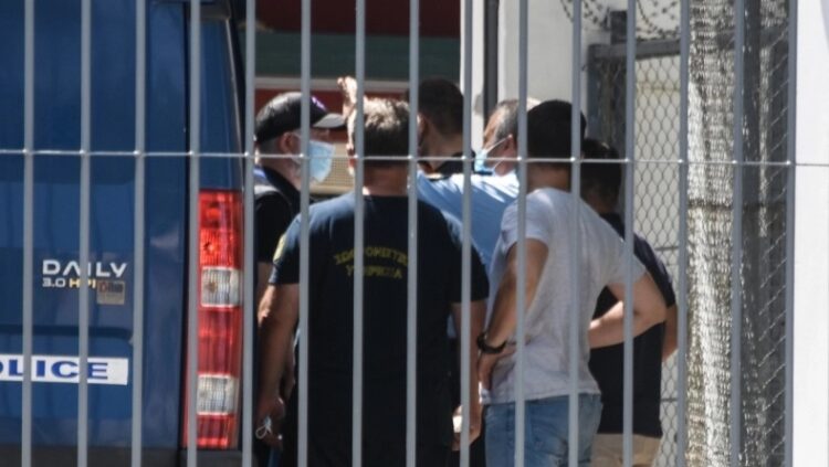 Αποκάλυψη: Βiαστές, ληστές και εγκληματίες αποφυλακίζονται υπό όρους και δεν εμφανίζονται ποτέ στα αστυνομικά τμήματα!