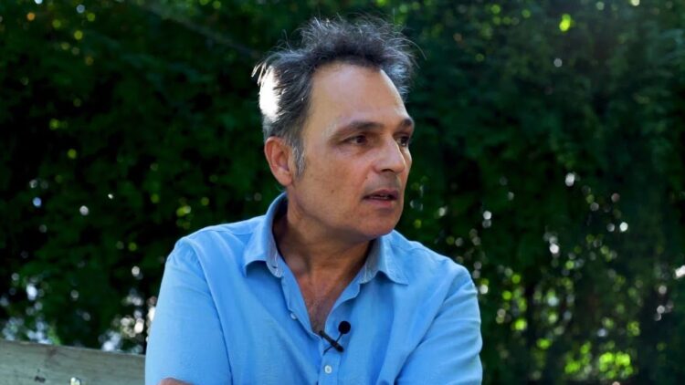 “Ήρθα μόνος μου. Εδώ μέσα συνέβη κάτι”: Ο Σταμάτης Γαρδέλης “σπάει” 1η φορά τη σιωπή του μέσα από το Δαφνί