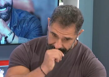 “Λύγισε” ο Δημήτρης Καμπόλης: “Μου είπε ένας γείτονας ότι καίγεται το σπίτι μου, η μαμά μου δεν μπόρεσε να βγει”