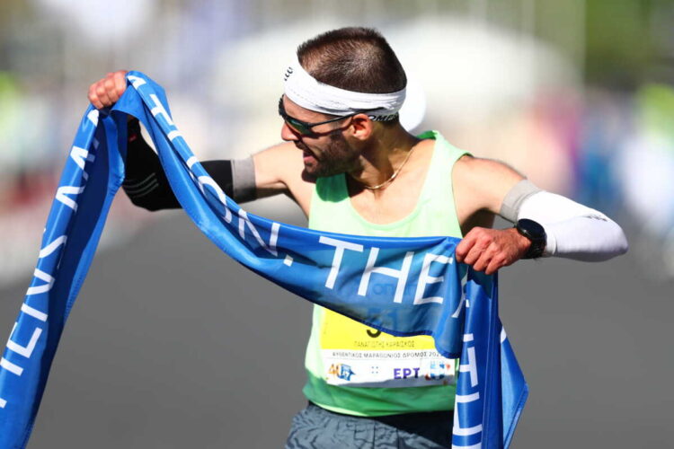 Πρώτος Έλληνας στον Μαραθώνιο 2023 ο Παναγιώτης Καραΐσκος – Φοβερή στιγμή στον τερματισμό