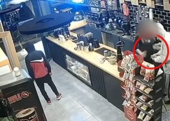 Βίντεο ντοκουμέντο από Θεσσαλονίκη: Ατρόμητη νεαρή σπρώχνει ένοπλο ληστή!