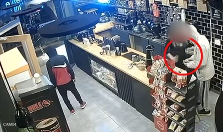 Βίντεο ντοκουμέντο από Θεσσαλονίκη: Ατρόμητη νεαρή σπρώχνει ένοπλο ληστή!