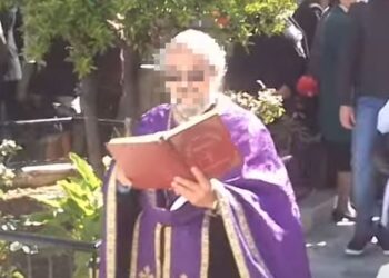 ΣΟΚ στην Σαλαμίνα με ιερέα! «ΕΠΙΑΝΕ αγοράκια στη θάλασσα και τα χάιδευε…»