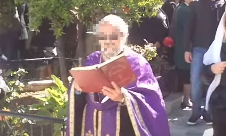 ΣΟΚ στην Σαλαμίνα με ιερέα! «ΕΠΙΑΝΕ αγοράκια στη θάλασσα και τα χάιδευε…»