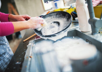 Έσπασε ποτήρι στο κεφάλι της νύφης της επειδή της… κατσικώθηκε στο σπίτι: «Έπλενα τα πιάτα και το είχα στο χέρι»