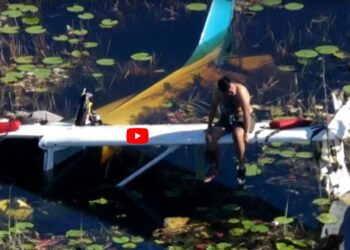 Ο απόλυτος τρόμος: Πέρασε 9 ώρες πάνω στο φτερό του αεροπλάνου μετά την πτώση, με τους κροκόδειλους να καραδοκούν (video)