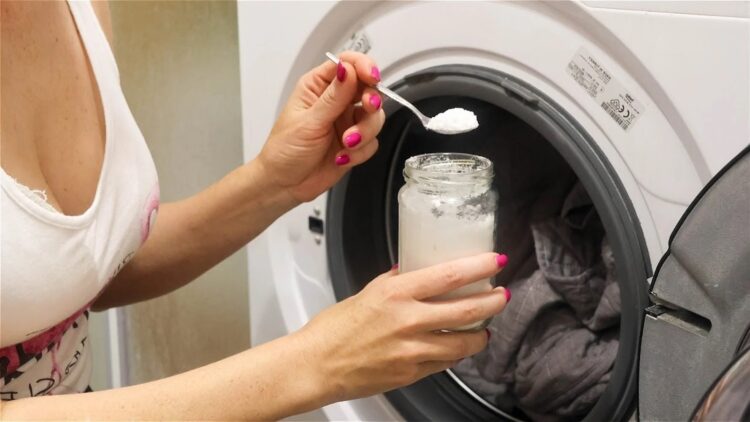 Τα ρούχα μυρίζουν φρεσκάδα χωρίς μαλακτικό: Χρησιμοποιήστε αuτό το φυσικό συστατικό