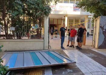 Κατέρρευσε η κεντρική πόρτα του 7ου Λυκείου «Εστία» στη Νέα Σμύρνη! Το «μπαλάκι» στο Δήμο και τον ιδιοκτήτη
