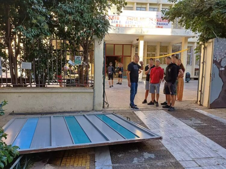 Κατέρρευσε η κεντρική πόρτα του 7ου Λυκείου «Εστία» στη Νέα Σμύρνη! Το «μπαλάκι» στο Δήμο και τον ιδιοκτήτη