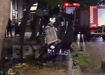 Τρομακτικό τροχαίο στο κέντρο της Αθήνας: IX πήρε «αμπάριζα» κολώνες της ΔΕΗ, ανετράπη και έγινε άμορφη μάζα σιδερικών (video)