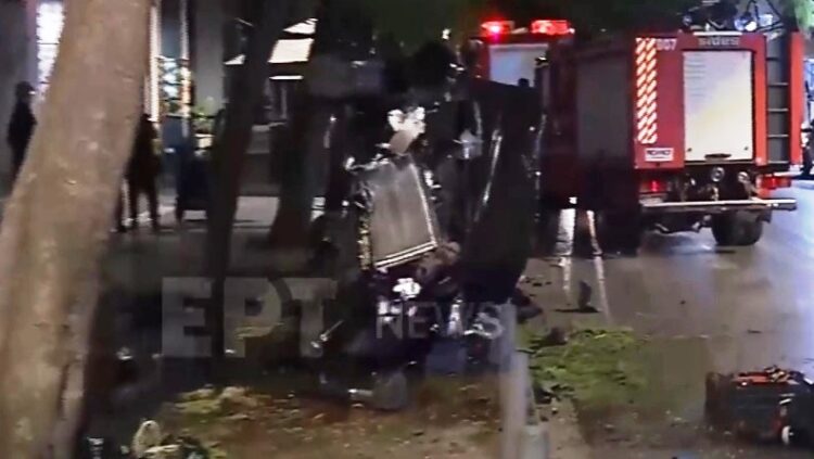 Τρομακτικό τροχαίο στο κέντρο της Αθήνας: IX πήρε «αμπάριζα» κολώνες της ΔΕΗ, ανετράπη και έγινε άμορφη μάζα σιδερικών (video)