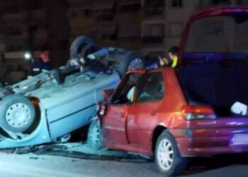 Θεσσαλονίκη: Οι πρώτες εικόνες μετά το τροχαίο με ένα νεκρό και 2 τραυματίες – Αγωνία για τα δίδυμα αδέρφια (φωτο, video)