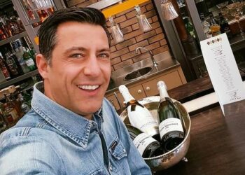 Μετά την ανακατασκευή του κρανίου του με μόσχευμα: H πρώτη on camera εμφάνιση του Κωνσταντίνου Αγγελίδη μετά το φρικτό τροχαίο (video)