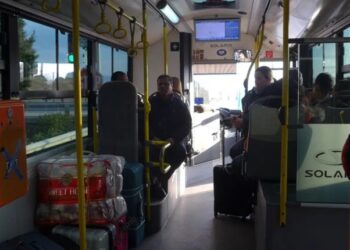 Θεσσαλονίκη: Οδηγός λεωφορείου ξυλοκοπήθηκε από τραμπούκους επειδή ζήτησε να κάνουν ησυχία – «Τον βάραγαν με λαστιχένιο γκλοπ»