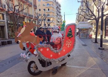 Ντελιβεράς στη Θεσσαλονίκη ντύθηκε Άγιος Βασίλης και μετέτρεψε σε έλκυθρο το μηχανάκι του (φωτο)