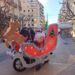 Ντελιβεράς στη Θεσσαλονίκη ντύθηκε Άγιος Βασίλης και μετέτρεψε σε έλκυθρο το μηχανάκι του (φωτο)
