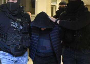 «Έκανε ένα λάθος, πρέπει να τον κρεμάσουμε;» λέει ο πατέρας του 18χρονου που πέταξε τη φωτοβολίδα στου Ρέντη