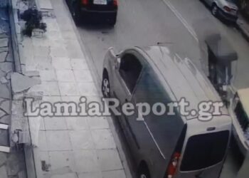 Η στιγμή που ντελιβεράς πέφτει σε αυτοκίνητο που έκανε όπισθεν και «εκτοξεύεται» (video)