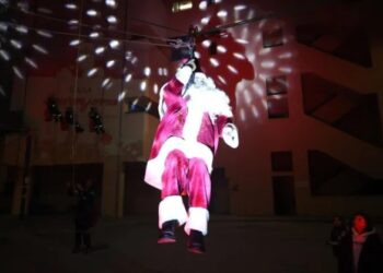 Ο Άγιος Βασίλης έφτασε στην Παιδιατρική του Πανεπιστημιακού νοσοκομείου Λάρισας