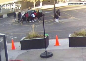 Μαθητές σήκωσαν με τα χέρια αυτοκίνητο για να σώσουν μια μητέρα με τον γιο της