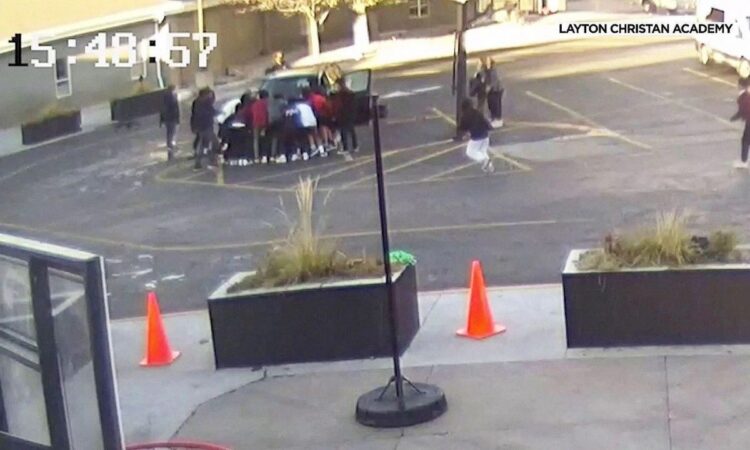 Μαθητές σήκωσαν με τα χέρια αυτοκίνητο για να σώσουν μια μητέρα με τον γιο της