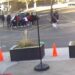 Μαθητές σήκωσαν με τα χέρια αυτοκίνητο για να σώσουν μια μητέρα με τον γιο της
