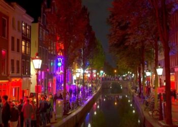 Ιστορικές αλλαγές στην Ολλανδία: Απομακρύνονται οι ιερόδουλες από τις βιτρίνες και τη συνοικία με τα κόκκινα φανάρια