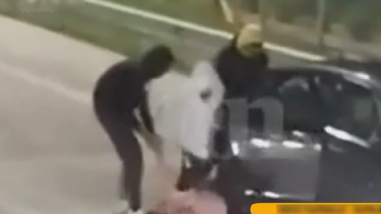 Τρομακτικό βίντεο: Απόπειρα αρπαγής γυναίκας στα διόδια στην εθνική οδό (video)