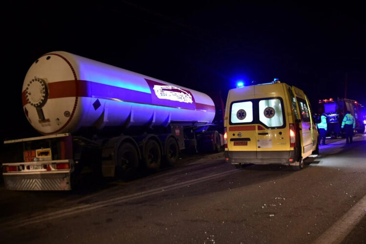 Τραγωδία ΠΡΙΝ ΑΠΟ ΛΙΓΟ: Νεκpός 24χρονος σε μετωπική σύγκρουση ΙΧ αυτοκινήτου με βυτιοφόρο (φωτο)