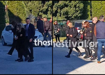 Βασίλης Καρράς: Υποβασταζóμενες η σύζυγος και η κόρη του – Έφτασε στον οίκο τελετών η σορóς του