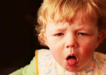 Οδηγίες πρώτων βοηθειών σε περίπτωση που πνίγεται ένα παιδί από φαγητό ή άλλο αντικείμενο (video)