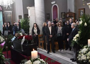 Κηδεύτηκε με το αγαπημένο του καπέλο ο Βασίλης Βασιλικός – «Είναι μεγάλος ο καημός, έχασα αδερφό» είπε συγκινημένος ο Γαβράς