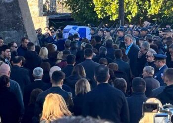 Ραγίζουν καρδιές στην κηδεία του ήρωα επισμηναγού Επαμεινώνδα Κωστέα – Τραγική φιγούρα η γυναίκα του