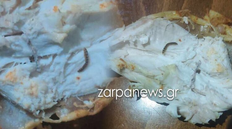 Μητέρα βρήκε…σκουλήκια μέσα σε κοτόπουλο που ψώνισε σε γνωστό σούπερ μάρκετ