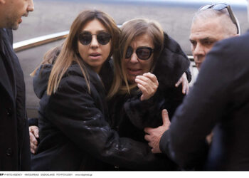 Βασίλης Καρράς: Κατέρρευσε με λυγμούς η σύζυγός του – Συγκινητικές στιγμές έξω από την εκκλησία