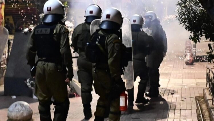 Επεισόδια στου Ρέντη: «Δεν μπορούμε να τον κρατήσουμε» – Συγκλονίζει το ηχητικό ντοκουμέντο λίγη ώρα μετά την επίθεση στον 31χρονο αστυνομικό